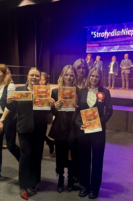 WYRÓŻNIENIE I PIĘKNY WYSTĘP NASZYCH UCZENNIC W V POWIATOWYM KONKURSIE RECYTATORSKIM „STROF